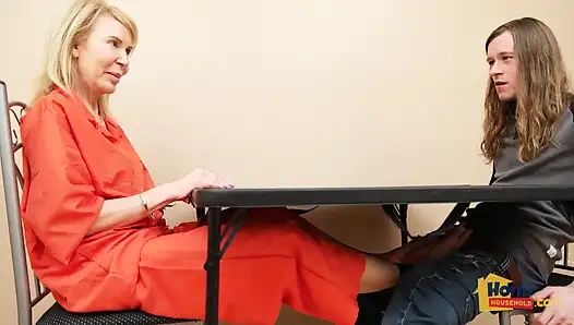 Orta yaşlı seksi mahkumla ayakla mastürbasyon