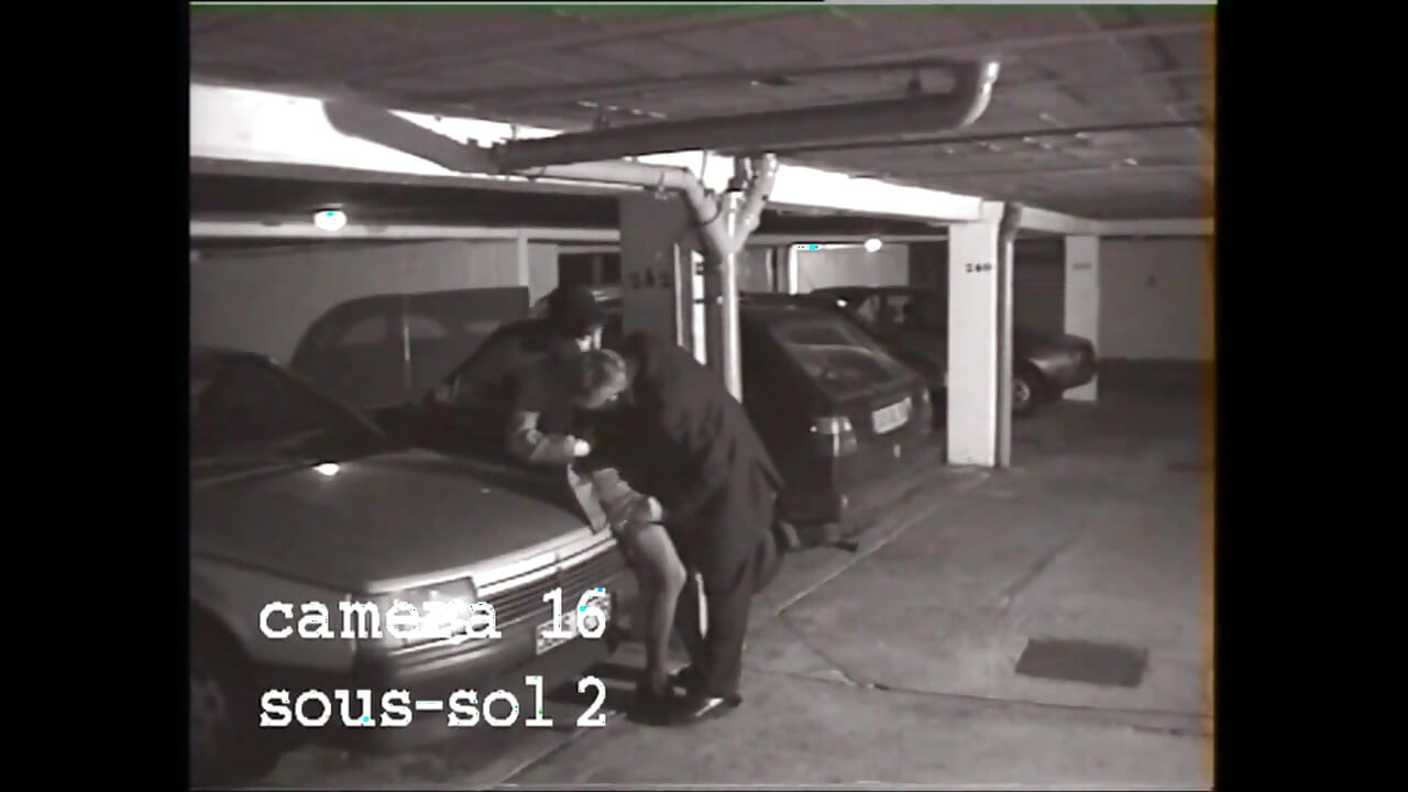 雙重插入並射在嘴裡，為擁有完美奶子的美麗復古年輕女孩