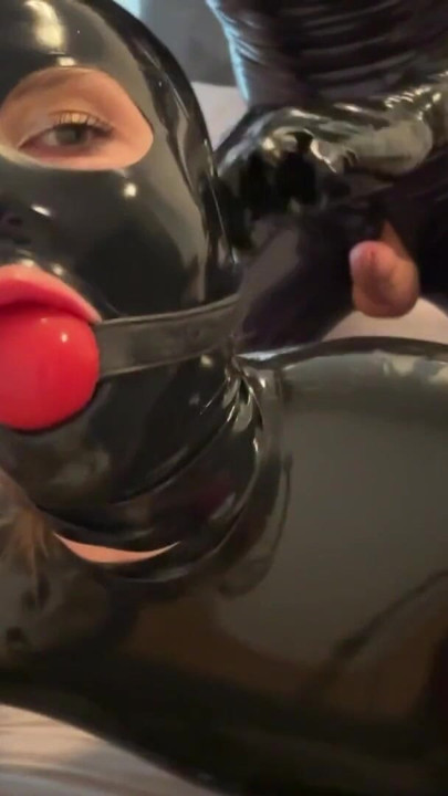 TouchedFetish - Latex - Un couple fétiche du caoutchouc en combinaison brillante - une esclave soumise amateur se fait dominer et bâillonner - Maledom, BDSM | Clip 3