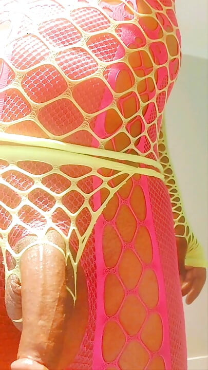 Κάνω δονητή και χύνω σε αργή κίνηση μπροστά σε 2 τσούλες που γαμάνε