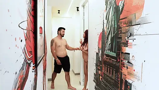 Я осталась дома одна со своим сводным братом и соблазняю его набить мою киску молоком