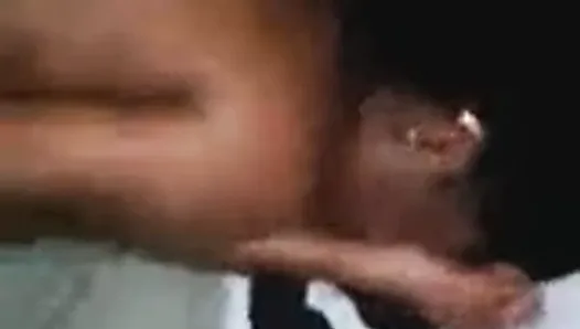 Une salope haïtienne timide se fait baiser