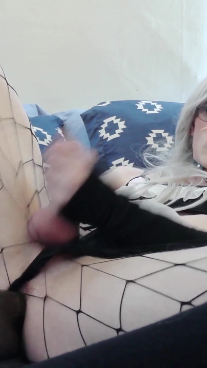 femboy gótico en traje de doncella montando dildo y jugando con fleshlight - pantys de red, provocación de próstata y corrida descontrolada | Clip 2