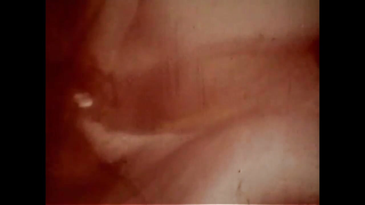 Vintage Crvenokosa s Ogromnim Sisama i Crnim Čarapama Ima Solo Seks u Svom Krevetu