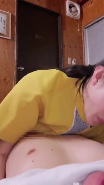 Phần 1 phần người phụ nữ đã kết hôn làm rối tung quán bar luôn ở trên bờ vực và đang trên bờ vực lửa! Chỉ sau đó, một mớ hỗn độn lớn của một số lượng lớn đơn đặt hàng bao cao su! ? Người phụ nữ đã kết hôn bán thời gian, không còn nữa, đấu tranh để bán bao cao su! | Đoạn video ngắn 3