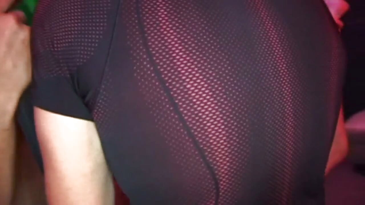 Magere brunette rekte zich wijd uit in een intense groepsvuistneuksessie