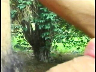 Süße Nymphomanin mit Schwanz Karen Zaneth liebt es, eines Sommertages im Schatten des Waldes die windzugewandte Passage navigiert zu werden tr