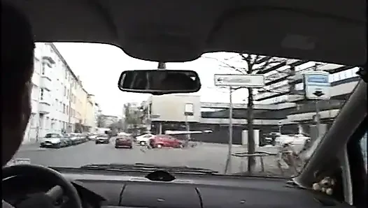 Снимаемую грудастую телочку трахают на диване
