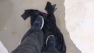 Saubere Schuhe auf nassem schwarzem Kleid