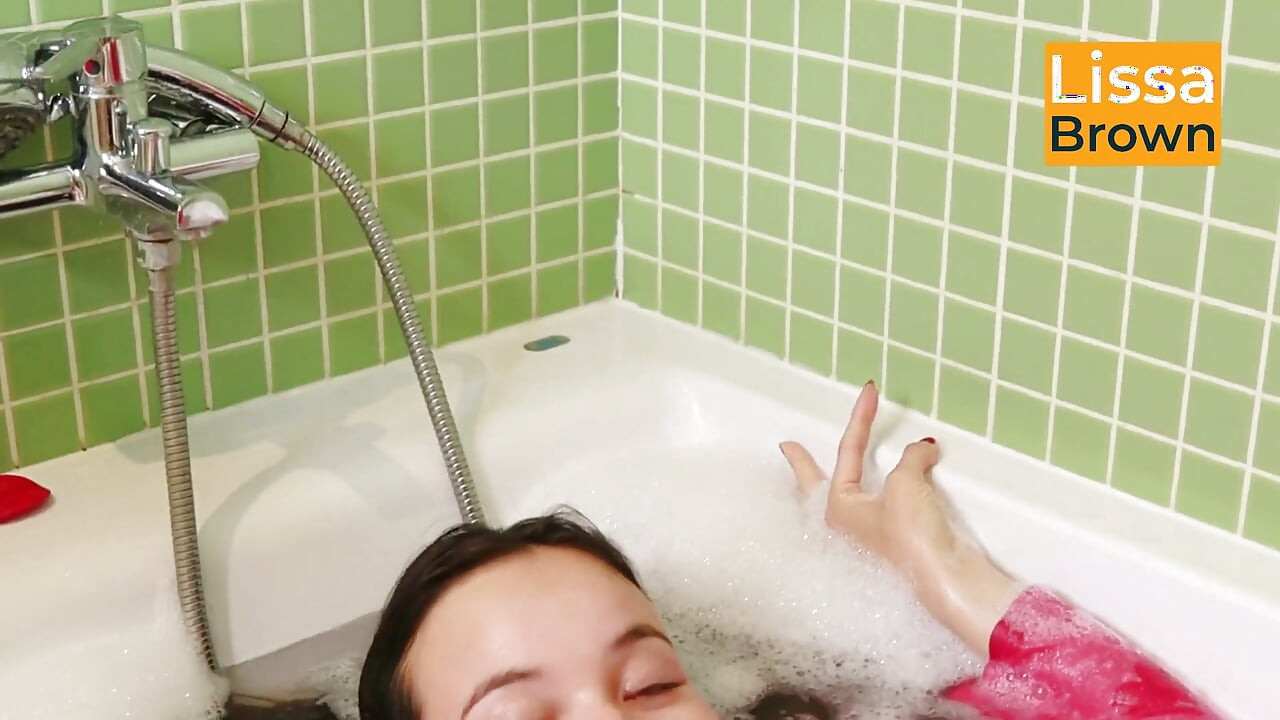 Pijamas rosa em banho de bolha e balão