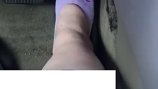 Mor çoraplı pedal pompalama