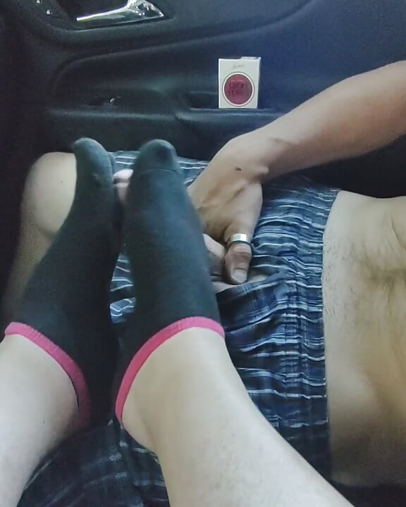 Offentlig footjob sockjob med svarta flickors fotledsstrumpbyxor - sperma på strumpor