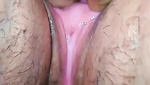 Orgazm harika, doyumsuz parmaklar birbirine yardım ediyor, sonra beni büyük yarağıyla sikiyor.