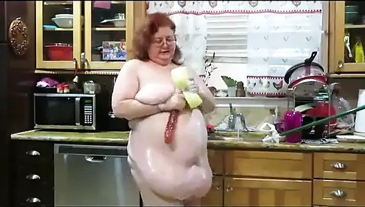 Vicki si suster super semok lagi asik muasin memek beceknya pakai dildo sebelum dientot habis-habisan sambil ngobrol sama cowok-cowok nakal