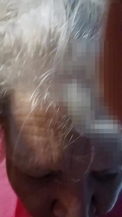 Tonton aku nyepong kontol cowok ini! Tante seksi lagi asik nyepong kontol!