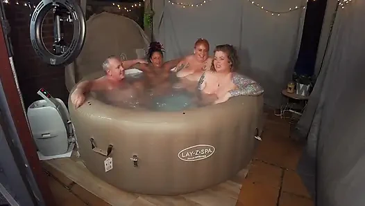 Gruppenspaß im Whirlpool MFFF