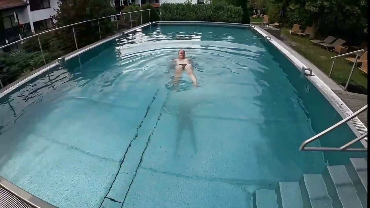 Simma lite i poolen och lekte med actionkameran under vattnet