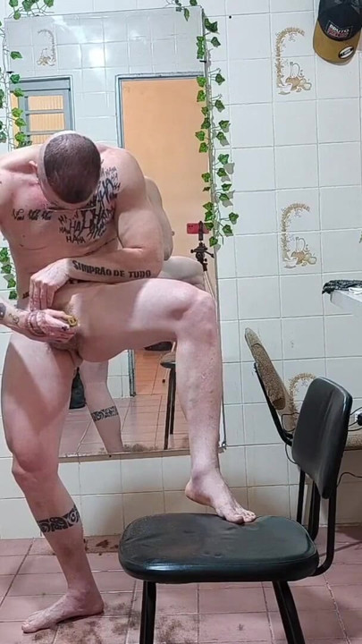 depilando anus e penis | Clip 1