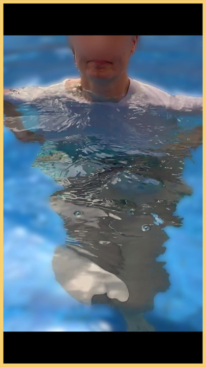 Supruga mokra majica u bazenu sa savršenim sisama bez grudnjaka