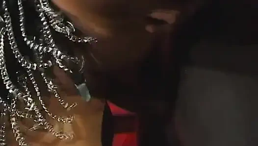 Bu sürtük deri içinde bağlıyken büyük yarak emmeyi seviyor