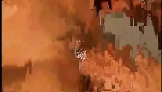 Schwanzlutschende hure fickt hengst auf büro-schreibtisch