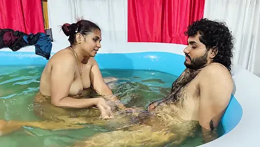 Havuzda banyo yaparken oğlanla kız romantizmi