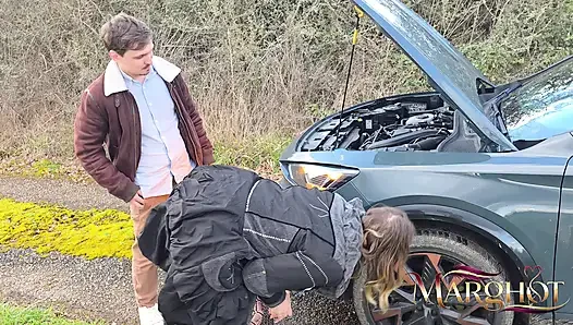 Liegengeblieben auf einer Landstraße – er leckt meine Muschi und fickt mich dann auf der Motorhaube und im Kofferraum