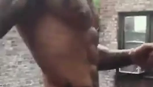 Dövmeli adam dans ediyor