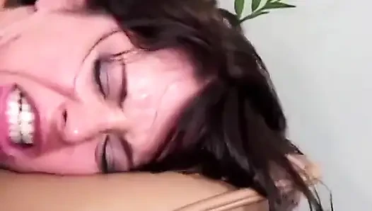Heiße brünette mit einem olied arsch bekommt ihre muschi von einem hengst auf dem sofa geknallt