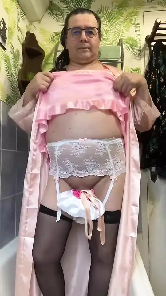 Usa tu ropa de camisón para tomar una lluvia de champán dorado