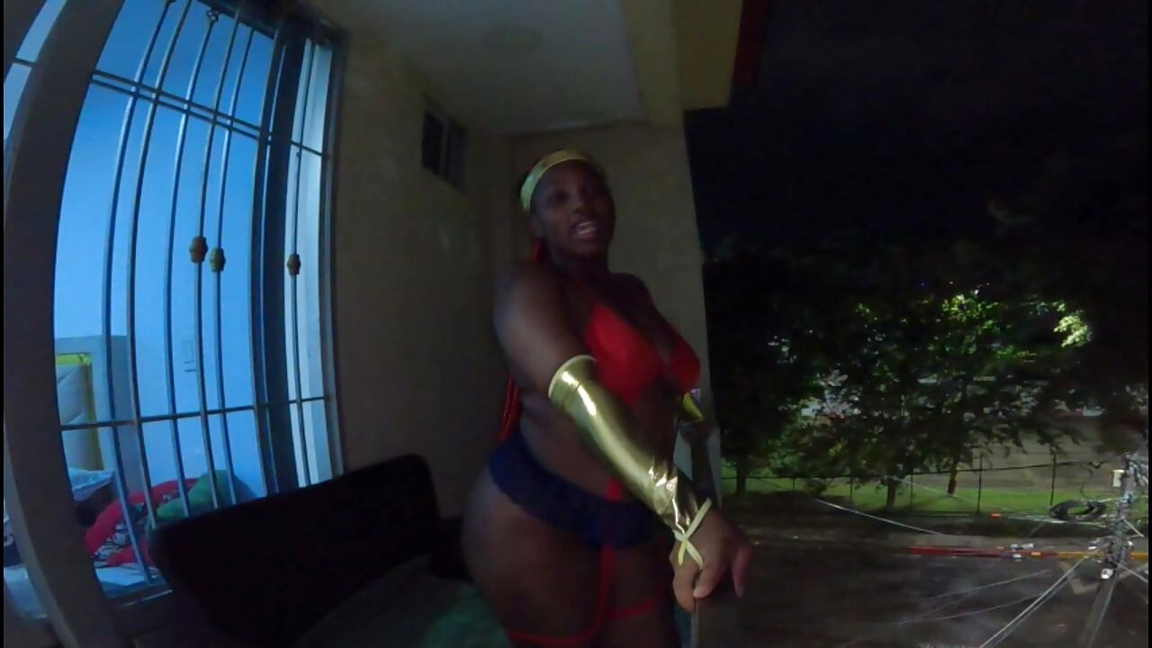 Ik hoorde steeds iemand op het balkon, verrassendit is een sexy zwarte wondervrouw gaf haar schattige kont een rondleiding door mijn condo - Jhodez1