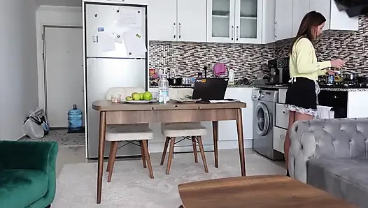 Karısı evden çıkar çıkmaz, hizmetçiyi hemen götten sikiyor!
