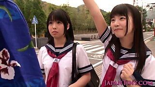 Миниатюрная японская школьница обожает тройничок