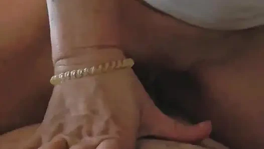 Ich reite den schwanz meines freundes, während ich mit meiner muschi spiele