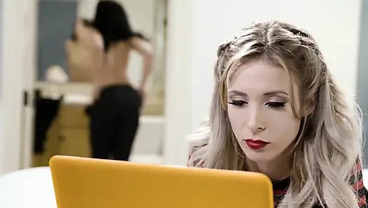 Горячая крошка Aiden Ashley говорит настойчивой Whitney Wright, что она не ее типа, но все равно в конечном итоге трахается