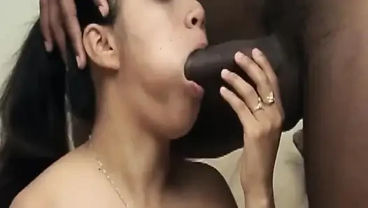 Olgun esmer orta yaşlı seksi kadın büyük zenci yarağını gırtlağına kadar alıyor