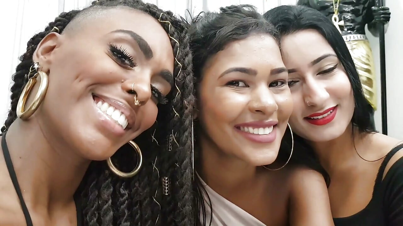 Beijos tabus extremos por 3 top models Marcela, Stefany e India