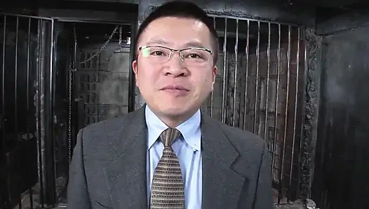 Tante seksi rambut cokelat diikat lagi asik muasin memeknya pakai mainan seks favoritnya