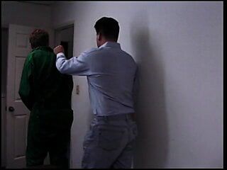 Lusty prisioneiro conta a seus colegas de cela sobre seu último encontro com uma jovem morena