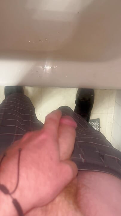 Cuarto de baño meando