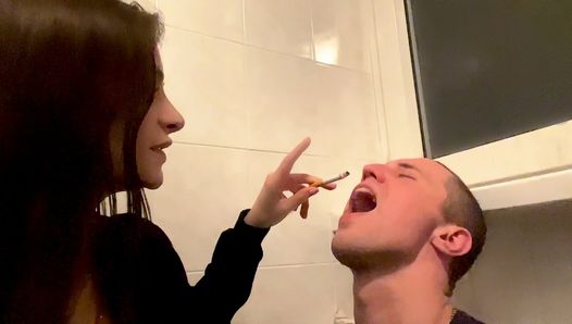 Человеческая пепельница крупным планом в любительском видео и плюет в женское доминирование с курящей госпожой Sofi
