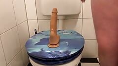 Sclavul călărește un vibrator în toaletă