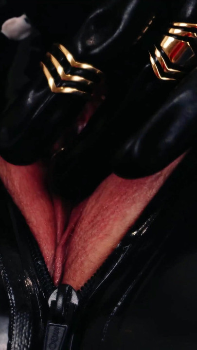 Snažan trenutak iz "Femdom POV Giantess Video, Latex PVC Lezbijke, Arya Grander"