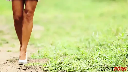 Erkek ve kadın en yakın arkadaşlar nehir kenarında birbirlerinin vücutlarında konfor buluyor