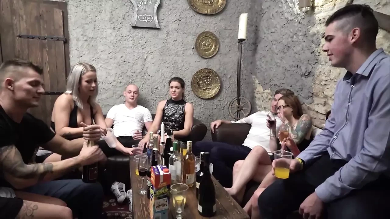 真正的Sdomasochistic狂欢与美丽的女孩谁被性交和鸡奸