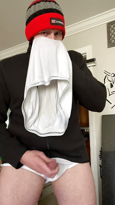 Çamaşır koklamak ve boşalmak için zaman bıraktı