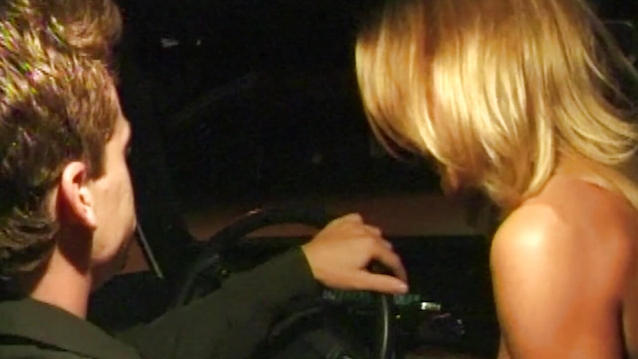 Versaute Taxifahrt: Heiße Blondine im Auto und auf dem Sofa
