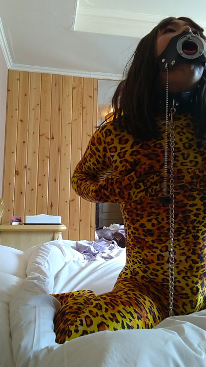 A cross-dressing boy becomes a female panther with a shackle and masturbates cutely | Clip 2