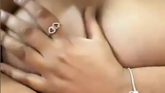 Hintli ulusal kız eski erkek arkadaşının önünde mastürbasyon yapıyor