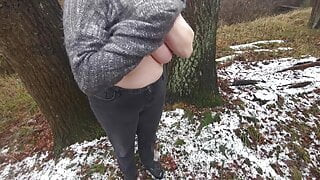 Atrapado mientras se desnuda en el bosque